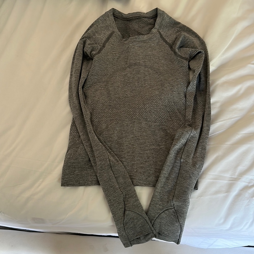 Hii!! I’m selling a Lululemon swiftly 2.0 inch gray!